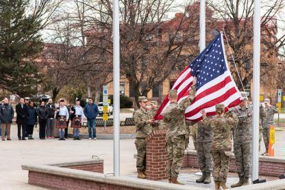 NDSU的野牛学生退伍军人和退伍军人联盟组织计划在校园内共同举办一个简短的仪式